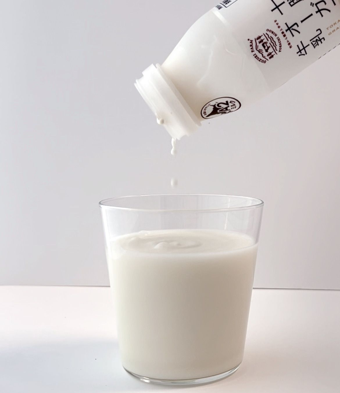十勝オーガニック牛乳をグラスに注いでいるところ